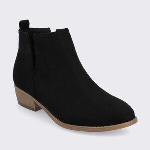 JOURNEE COLLECTION RIMI BLOCK HEELED BOOTIES IN FAUX SUEDE